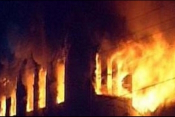  حريق هائل يشبّ في مصنع كرانيش بأبوحماد