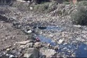  أهالي عزبة الرملي في ديرب نجم يشكون انتشار القمامة