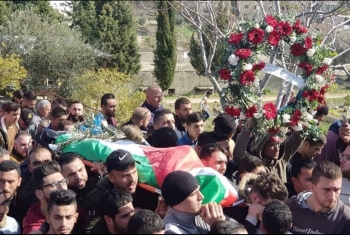  فلسطينيون يشيعون أسيرا توفي بسجون الاحتلال
