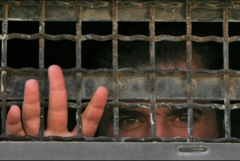  في يوم الأسير الفلسطيني.. الانتهاكات بين سجون العسكر والصهاينة