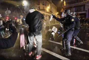  نيويورك تايمز: فرنسا تعامل أطفال كـ 