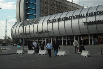  ضابط و3 أمناء شرطة بمطار القاهرة يحصلون على رشاوى لتهريب صقور للبحرين