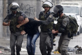  جنود صهاينة يعتدون على شاب فلسطيني