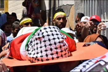  فلسطينيون يشيعيون الطفلة 