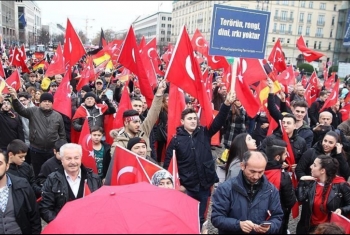  آلاف الأتراك يتظاهرون في برلين تنديدًا بالإرهاب ودعمًا للديمقراطية