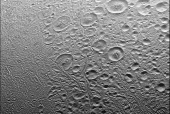  ناسا تنشر صورا مقربة جديدة لسطح قمر كوكب زحل 