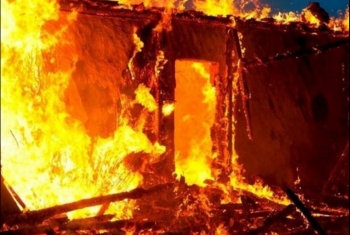  اندلاع حريق أمام نادي الرواد بالعاشر من رمضان