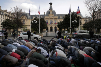  مجلس الشيوخ الفرنسي يحظر صلاة المسلمين بالجامعات