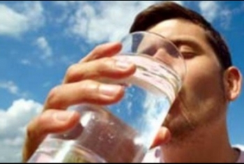  أضرار الإفراط في شرب المياه