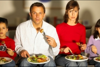  احترس.. تناول الطعام أثناء مشاهدة التليفزيون يهدد الصحة