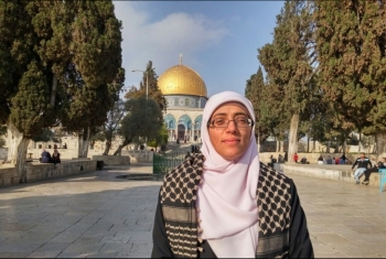  الكيان الصهيوني يمنع المقدسية خديجة خويص من الصلاة وارتداء الحجاب