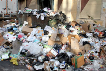 خوفا من كورونا .. شكاوى من انتشار القمامة في شارع مستشفى كفر صقر