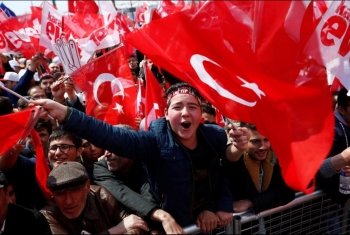  بعد الاستفتاء.. هكذا علق السياسيون على تجربة تركيا الديمقراطية