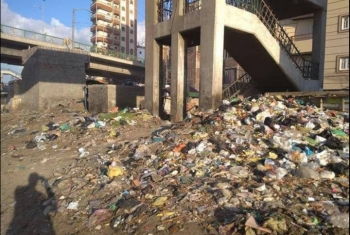  تلال القمامة تزاحم المارة في وسط مدينة الزقازيق (صور)