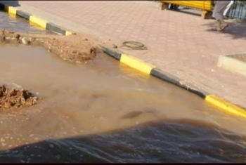  كسر ماسورة مياه يغرق طريق في فاقوس وسط غياب المسئولين