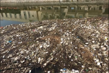  القمامة تغطي بحر مويس بالزقازيق