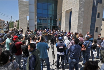  صحفيون فلسطينيون يحتجّون بعد الاعتداء عليهم