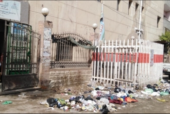  القمامة تحاصر مستشفى أبوحماد وسط مناشدات الأهالي التدخل السريع