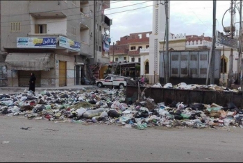  القمامة تحاصر أهالي قرية 