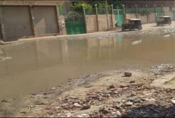  غرق قرية كوم حلين في مياه الصرف الصحي