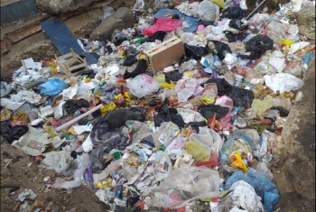  انتشار القمامة أمام كوبري الممر بالزقازيق