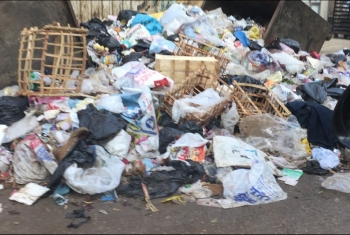  القمامة تهدد المارة في شارع فاروق بالزقازيق