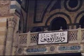  الأوقاف تنهي خدمة إمام وخطيب بسبب الصلاة في محيط مسجد بالعاشر
