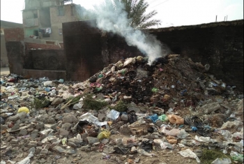  أكوام القمامة تحاصر قرية 