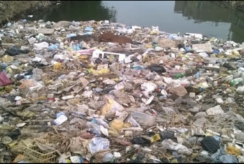  أطنان القمامة والمخلفات في مياه الري تهدد سكان قرية 