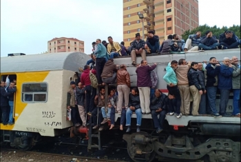 رغم التحذيرات بسبب كورونا.. تكدس في قطار الزقازيق - القاهرة (فيديو)