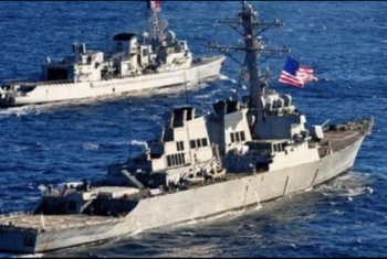  البحرية الأمريكية توجه طلقات تحذيرية مضيئة باتجاه سفينة إيرانية