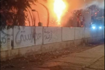  حريق ضخم بجوار مدرسة بالعاشر من رمضان