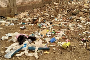  بالصور.. القمامة تحاصر مدرسة ثانوية في الحسينية
