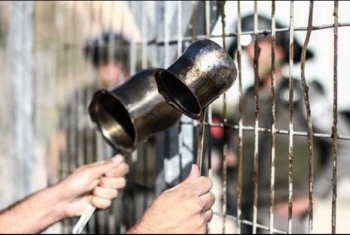  300 أسيرًا فلسطينيا يخوضون إضرابا عن الطعام