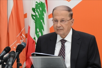  بالفيديو.. سقوط مؤلم لرئيس لبنان قبل انعقاد القمة العربية