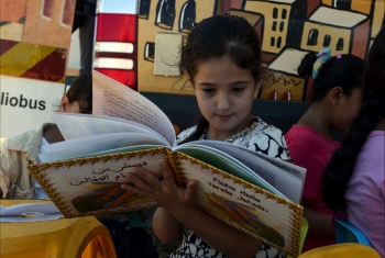  بالصور.. مكتبة متنقّلة في غزة لتشجيع الأطفال على القراءة
