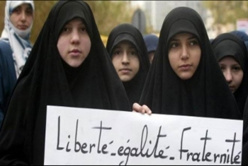  صحيفة فرنسية: حان الوقت لنغلق الباب في أوجه المسلمين