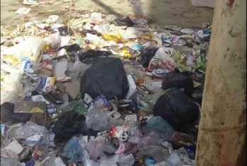  أكوام القمامة تحاصر المحال التجارية بأبوحماد