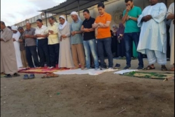 أهالي المعتقلين يصلون العيد أمام 