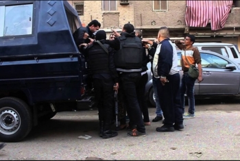  امن الانقلاب يعتقل اثنين من الأهالي أمام منفذ بيع البان الاطفال