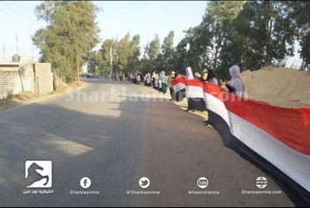  سلاسل بشرية لثوار منيا القمح ترفع أعلام مصر