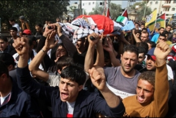  آلاف الفلسطينيين يشيعون الشهيد أحمد غزال بعد تنفيذه عملية طعن