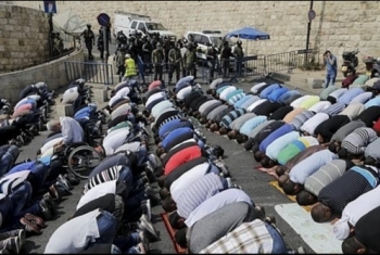  الفلسطينيون يؤدون الصلاة في شوارع القدس بعد منعهم من دخول 