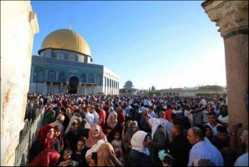  رغم تشديدات الاحتلال.. آلاف الفلسطينيين يؤدون صلاة العيد بالأقصى