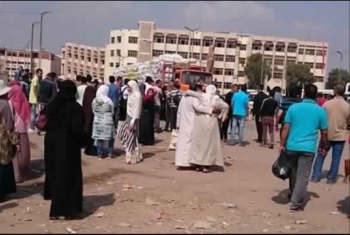  بالصور.. قلة المواصلات واستغلال السائقين يؤرق طلاب الجامعات بمنيا القمح