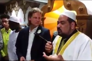  بالفيديو.. صحفي ألماني يشهر إسلامه في أول أيام عيد الفطر