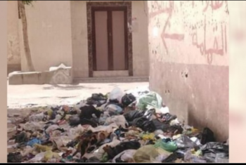  شكاوى من تراكم القمامة بجوار مسجد في أولاد صقر