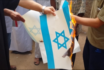  بالصور.. حرق العلم الصهيوني خلال مسيرة لأحرار 