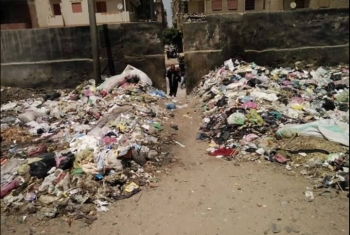  حي الحسينية بالزقازيق يعاني من انتشار القمامة وحرقها