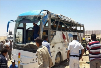  مصرع وإصابة 13 عاملاً بحادث انقلاب حافلة في العاشر